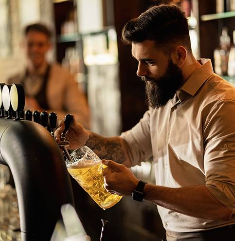 barman tirant une bière à la tireuse