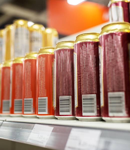 canettes de bière ou cidre dans un rayon de supermarché