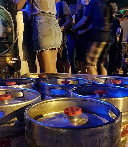 fûts de bière en gros plan lors d'un festival