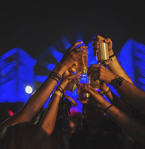 amis dansant bières à la main pendant un festival